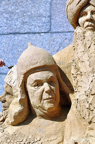 Sand Festival в России: скульптуры из песка — воин и старец